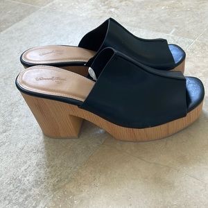 Black platform Mules/Clogs Universal Thread
